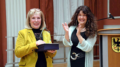 Verleihung des Arnstaedter Literaturpreises Kinderbuch fuer: Die Suche nach der blauen Blume